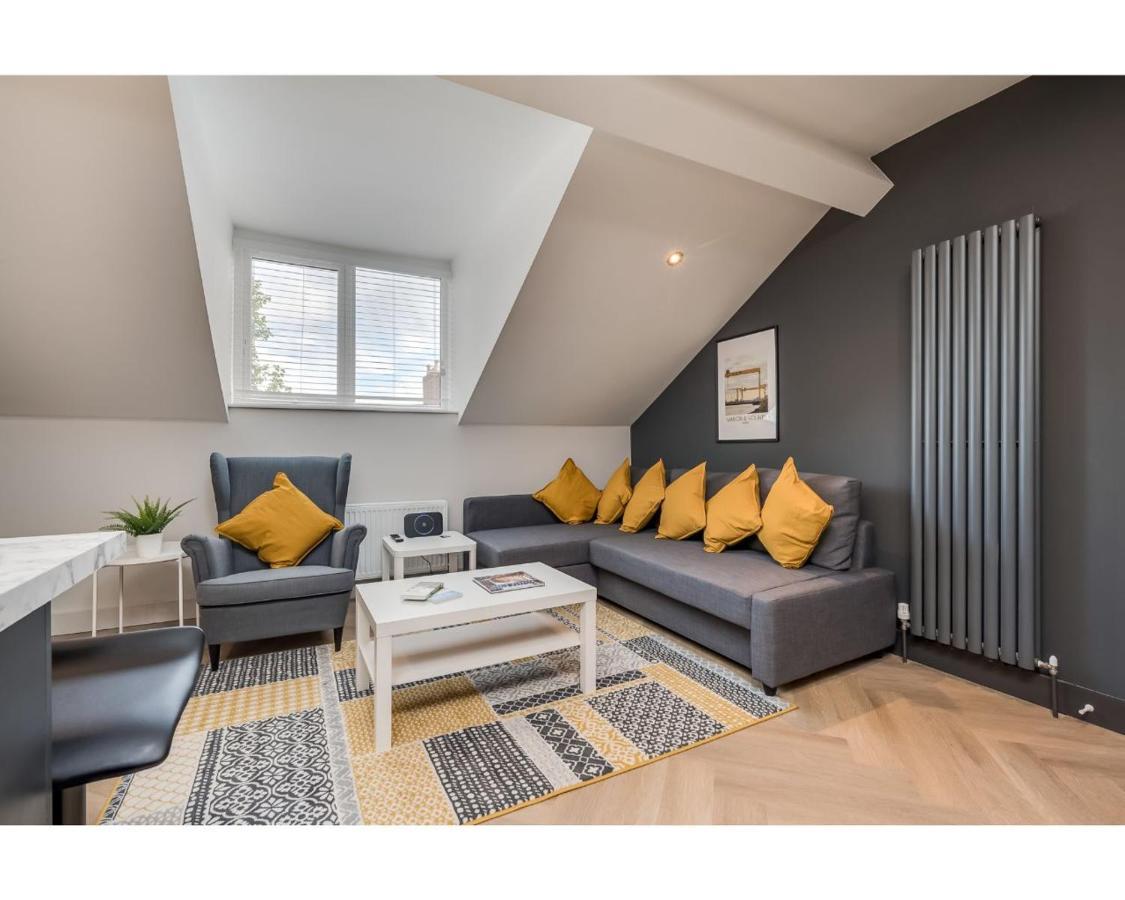 Apartamento Apartments: Street