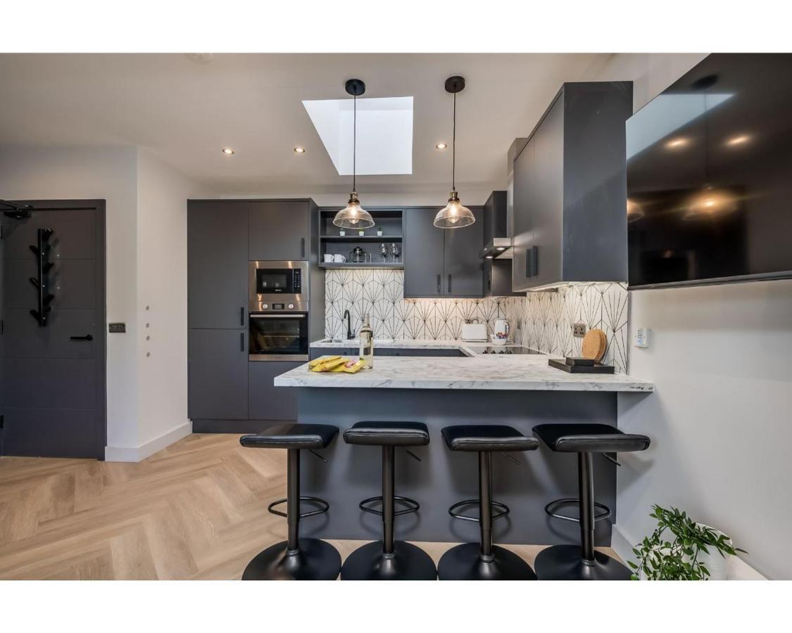 Central Apartments: University Street * Belfast